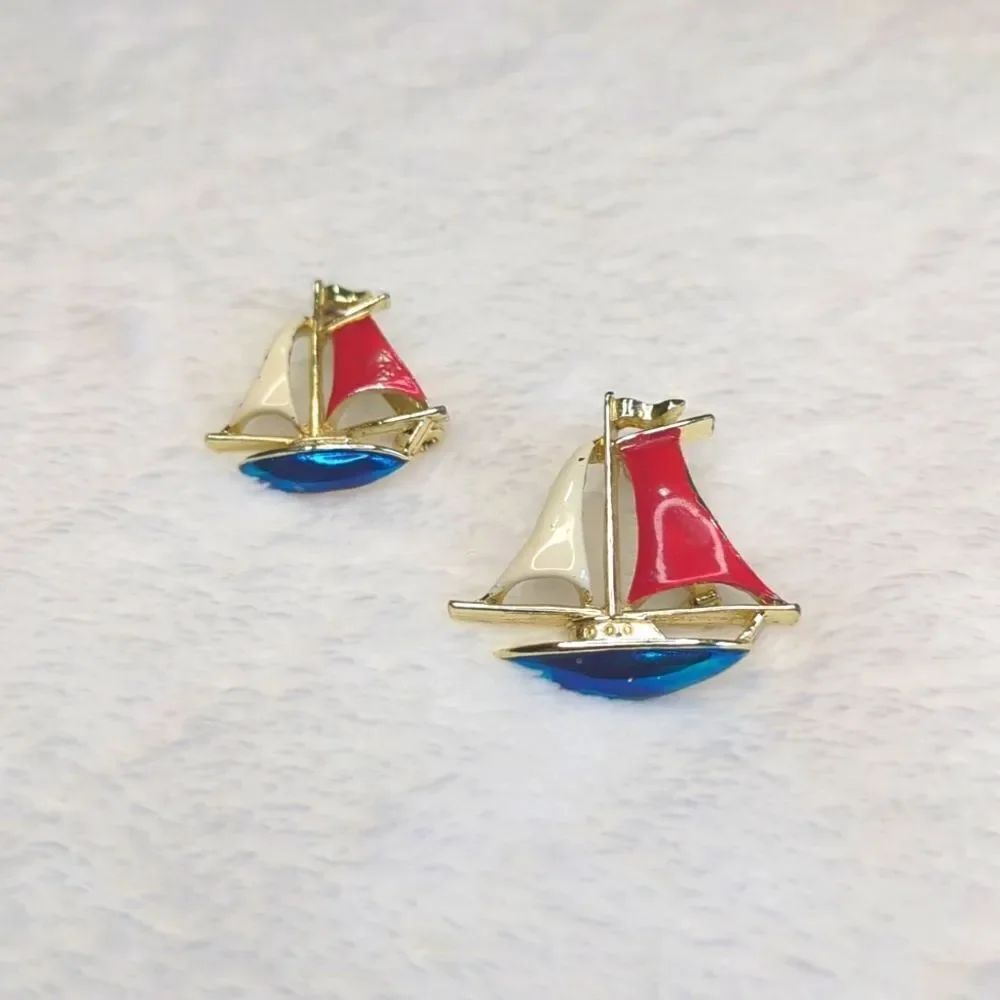 Vintage Gerry's 1980's Goldtone and Enamel Sailboat Scatter Pins/Brooches - Picture 4 of 11